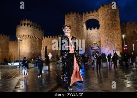 Avila, a nord-ovest di Madrid, ha le migliori mura medievali intatte della Spagna. Molto percorribile a piedi in cima, anche le feste di Teresa la Santa e la cattedrale Foto Stock