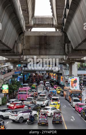 Bangkok, Thailandia, il traffico cittadino si ingorghi sotto gli strati della ferrovia Skytrain di Bangkok Foto Stock