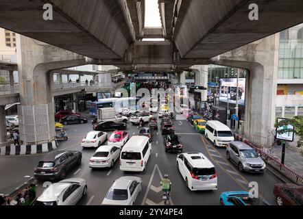 Bangkok, Thailandia, il traffico cittadino si ingorghi sotto gli strati della ferrovia Skytrain di Bangkok Foto Stock