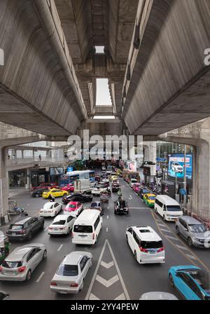 Bangkok, Thailandia, il traffico cittadino si ingorghi sotto gli strati della ferrovia Skytrain di Bangkok Foto Stock