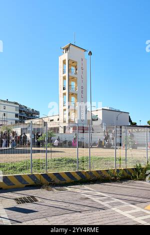 Civitavecchia, Italia - 19 dicembre 2024: La torre di addestramento Vigili del fuoco di Civitavecchia viene utilizzata per esercitazioni di pompieri, concentrandosi sulla statio di fuoco Foto Stock