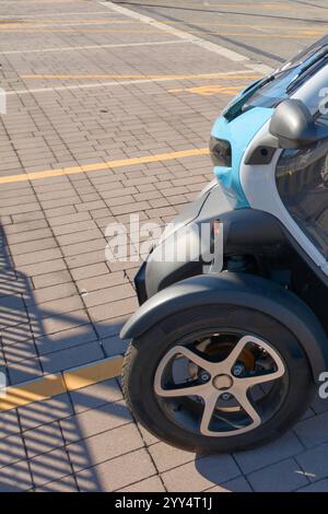 Civitavecchia, Italia - 19 dicembre 2024: Parte anteriore di un moderno veicolo elettrico. Questo veicolo elettrico è ideale per guidare su strade cittadine e promozioni Foto Stock