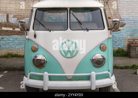 Port Townsend, Washington, Stati Uniti - 25 marzo 2022: Camper VW kombi vintage blu-verde anni '1960 o microbus modificato come pick-up con tavole da surf sul tetto parcheggiate Foto Stock