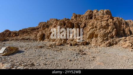 Grotte nella scogliera di Marl presso il sito archeologico di Qumran sulla riva del Mar morto, in Cisgiordania, Israele il sito di Qumran è meglio conosciuto come il settl Foto Stock