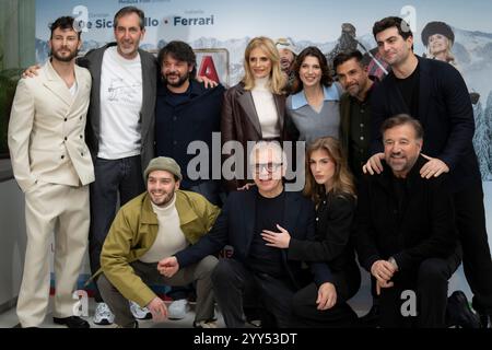 Roma, Italia, 19 dicembre 2024 - il cast partecipa al photocall per il film "Cortina Express" all'hotel le Meridien Visconti di Roma. Crediti: Luigi de Pompeis/Alamy Live News Foto Stock