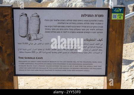 Grotte nella scogliera di Marl presso il sito archeologico di Qumran sulla riva del Mar morto, in Cisgiordania, Israele il sito di Qumran è meglio conosciuto come il settl Foto Stock