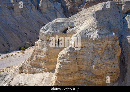 Grotte nella scogliera di Marl presso il sito archeologico di Qumran sulla riva del Mar morto, in Cisgiordania, Israele il sito di Qumran è meglio conosciuto come il settl Foto Stock