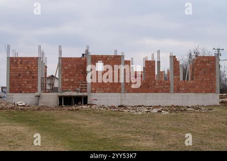 Casa incompiuta a un piano di mattoni rossi, in una tenuta residenziale. Ancora in costruzione Foto Stock