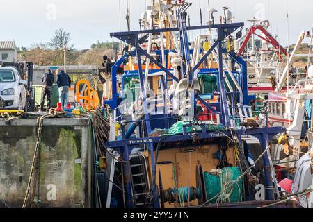 Union Hall, West Cork, Irlanda. 19 dicembre 2024. Una soleggiata giornata invernale nel villaggio di pescatori di Union Hall ha visto un alveare di attività al molo di Keelbeg. Credito: AG News/Alamy Live News Foto Stock