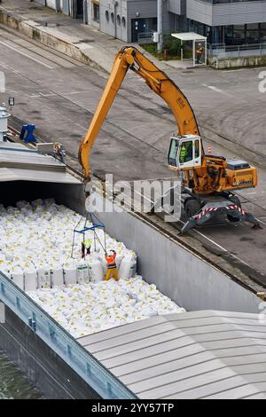 Sacchi di fertilizzante caricati su chiatte al porto di Mulhouse Ottmarsheim sul Canal grande dell'Alsazia, che corre parallelo al Reno. Sfuso c Foto Stock