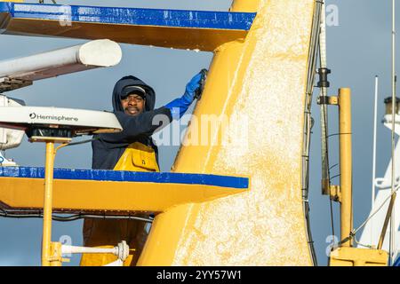 Union Hall, West Cork, Irlanda. 19 dicembre 2024. Una soleggiata giornata invernale nel villaggio di pescatori di Union Hall ha visto un alveare di attività al molo di Keelbeg. Credito: AG News/Alamy Live News Foto Stock