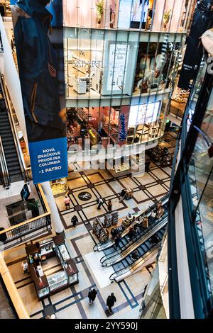 Vista interna del centro commerciale Palladium in Náměstí Republiky (Piazza della Repubblica), centro di Praga, Cechia Foto Stock