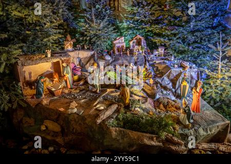 Parigi, Francia - 12 18 2024: Presepe di Natale all'interno della chiesa della Madeleine Foto Stock