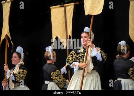 Guingamp (Bretagna, Francia nord-occidentale): Il Saint Loup Festival 2022, festival bretone di danza Foto Stock