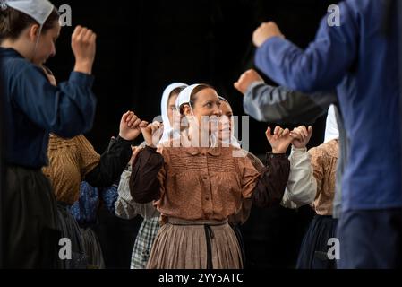 Guingamp (Bretagna, Francia nord-occidentale): Il Saint Loup Festival 2022, festival bretone di danza. Danze tradizionali bretoni, danze rotonde dove ballano Foto Stock