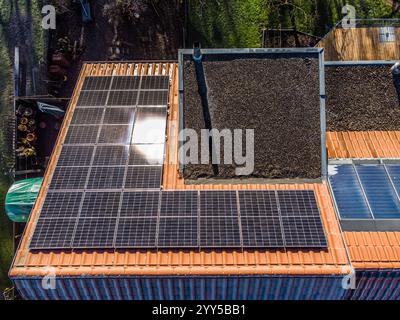 Blick von oben auf das Dach eines Passivhaus aus Holz, auf dem eine Solaranlage mit Solarpanelen montiert ist. Leutkirch, Baden Württemberg, Deutschland Ein Hausdach mit einer Photovoltaikanlage Foto Stock