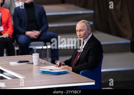 Mosca, Russia. 19 dicembre 2024. Il presidente russo Vladimir Putin partecipa alla sua conferenza stampa annuale a Mosca, in Russia, il 19 dicembre 2024. Putin ha tenuto la sua conferenza stampa annuale con una sessione di domande e risposte "Direct Line" a Mosca giovedì. Crediti: Bai Xueqi/Xinhua/Alamy Live News Foto Stock