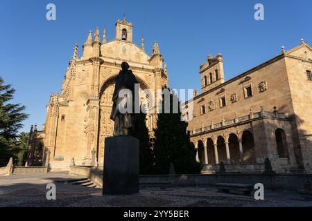 SALAMANCA, SPAGNA - 27 LUGLIO 2020: Chiesa e convento di San Esteban al tramonto nella città vecchia di Salamanca, Patrimonio dell'Umanità , Castilla y Leon, Spagna. Foto Stock