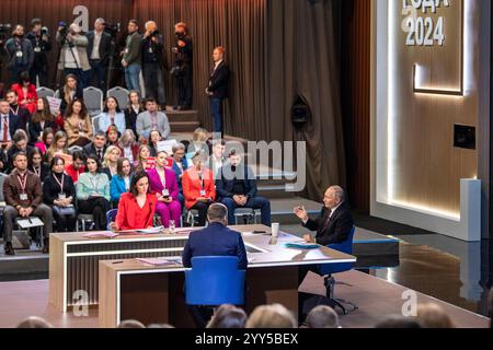 Mosca, Russia. 19 dicembre 2024. Il presidente russo Vladimir Putin (R) parla durante la sua conferenza stampa annuale a Mosca, Russia, 19 dicembre 2024. Putin ha tenuto la sua conferenza stampa annuale con una sessione di domande e risposte "Direct Line" a Mosca giovedì. Crediti: Cao Yang/Xinhua/Alamy Live News Foto Stock