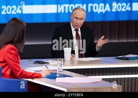 Mosca, Russia. 19 dicembre 2024. Il presidente russo Vladimir Putin (R) parla durante la sua conferenza stampa annuale a Mosca, Russia, 19 dicembre 2024. Putin ha tenuto la sua conferenza stampa annuale con una sessione di domande e risposte "Direct Line" a Mosca giovedì. Crediti: Bai Xueqi/Xinhua/Alamy Live News Foto Stock