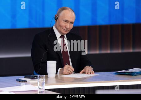 Mosca, Russia. 19 dicembre 2024. Il presidente russo Vladimir Putin ascolta una domanda di un giornalista durante la sua conferenza stampa annuale a Mosca, in Russia, il 19 dicembre 2024. Putin ha tenuto la sua conferenza stampa annuale con una sessione di domande e risposte "Direct Line" a Mosca giovedì. Crediti: Bai Xueqi/Xinhua/Alamy Live News Foto Stock
