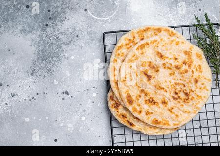 Paratha di grano Kerala fatto in casa, parotta a strati. sfondo grigio. vista dall'alto Foto Stock