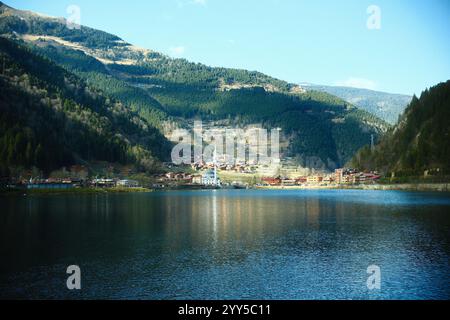 La vista mozzafiato del lago e del piccolo villaggio nella valle montana di Uzungöl, Trabzon, Türkiye Foto Stock