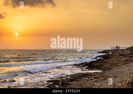 Vista del tramonto dalla passerella costiera vicino al castello di Paphos, Cipro Foto Stock