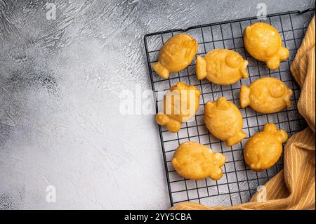 Bungeoppang pancake coreano, waffle a forma di pesce con ripieno di fagioli rossi dolci. sfondo bianco. vista dall'alto Foto Stock