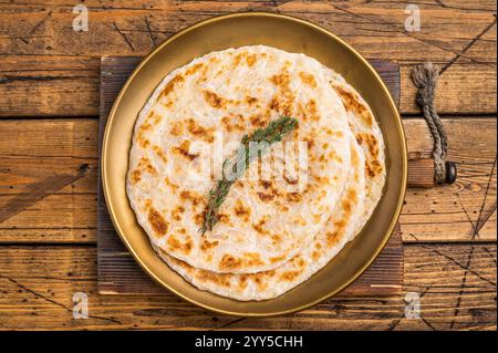 Pane piatto ripieno di patate Aloo paratha, cibo tradizionale indiano. sfondo in legno. vista dall'alto Foto Stock