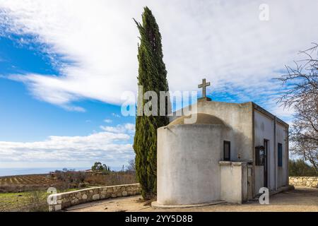 La piccola chiesa di Ayia Marina, situata nei vigneti che circondano il piccolo villaggio di Kathikas, Cipro Foto Stock