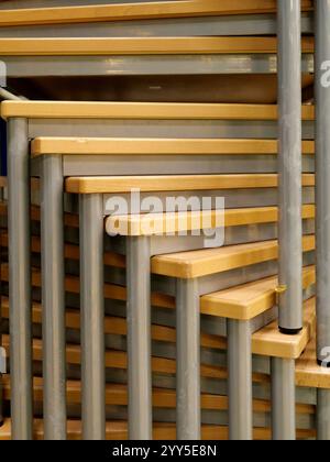 Tavoli impilabili in una sala sportiva, perfetti per esami ed eventi. Salvaspazio, flessibile e facile da installare e riporre. Foto Stock