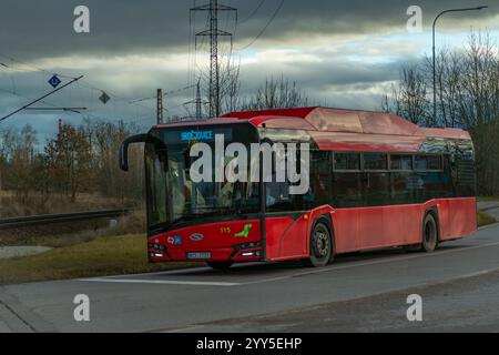Strade asfaltate vicino alla ferrovia in inverno giorno autunnale a Hrdejovice CZ 12 16 2024 Foto Stock