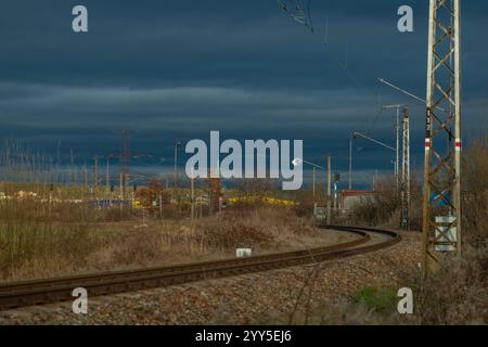 Strade asfaltate vicino alla ferrovia in inverno giorno autunnale a Hrdejovice CZ 12 16 2024 Foto Stock