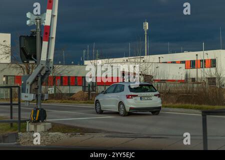 Strade asfaltate vicino alla ferrovia in inverno giorno autunnale a Hrdejovice CZ 12 16 2024 Foto Stock