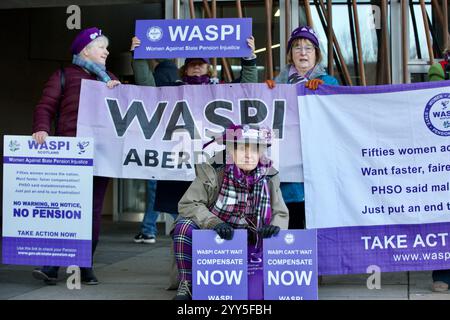 Edimburgo, Regno Unito, 19 dicembre 2024: Un gruppo di donne della campagna Waspi si riunì fuori dal parlamento scozzese. Fig.: DB Media Services / Alamy Live Foto Stock