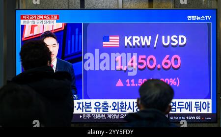 Seoul, Corea del Sud. 19 dicembre 2024. Una trasmissione televisiva Yonhapnews della durata di 24 ore alla stazione ferroviaria di Yongsan a Seul che mostra una trasmissione di notizie con il tasso di cambio tra il dollaro statunitense e il won sudcoreano. La valuta sudcoreana si aprì nettamente più in basso rispetto al dollaro statunitense il 19 dicembre, violando il 1.450 per la prima volta dalla crisi finanziaria globale del 2009. Il won coreano aprì a 1.453 won per dollaro, contro 17,5 won rispetto alla sessione precedente. Segna il livello più basso dal 1.488 vinto il 16 marzo 2009. (Immagine di credito: © Kim Jae-Hwan/SOPA Images via ZUMA Press Wire) EDITORIALE USA Foto Stock