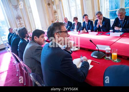 Parigi, Francia. 19 dicembre 2024. Il primo ministro francese Francois Bayrou ha invitato il presidente del Senato, il presidente dell'Assemblea nazionale, i leader dei partiti politici e i presidenti dei gruppi che hanno ricoperto la carica sotto la V Repubblica, ad eccezione del Rassemblement National (estrema destra) e LFI (estrema sinistra) a Parigi, in Francia, il 19 dicembre 2024. Foto di Gabrielle Cezard/Pool/ABACAPRESS. COM credito: Abaca Press/Alamy Live News Foto Stock