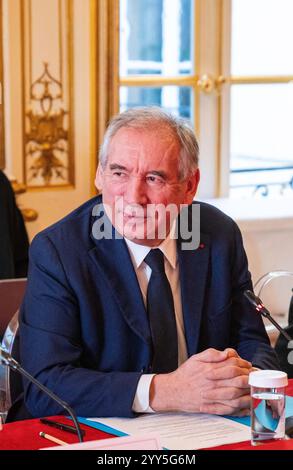 Parigi, Francia. 19 dicembre 2024. Il primo ministro francese Francois Bayrou ha invitato il presidente del Senato, il presidente dell'Assemblea nazionale, i leader dei partiti politici e i presidenti dei gruppi che hanno ricoperto la carica sotto la V Repubblica, ad eccezione del Rassemblement National (estrema destra) e LFI (estrema sinistra) a Parigi, in Francia, il 19 dicembre 2024. Foto di Gabrielle Cezard/Pool/ABACAPRESS. COM credito: Abaca Press/Alamy Live News Foto Stock