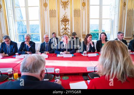 Parigi, Francia. 19 dicembre 2024. Il primo ministro francese Francois Bayrou ha invitato il presidente del Senato, il presidente dell'Assemblea nazionale, i leader dei partiti politici e i presidenti dei gruppi che hanno ricoperto la carica sotto la V Repubblica, ad eccezione del Rassemblement National (estrema destra) e LFI (estrema sinistra) a Parigi, in Francia, il 19 dicembre 2024. Foto di Gabrielle Cezard/Pool/ABACAPRESS. COM credito: Abaca Press/Alamy Live News Foto Stock