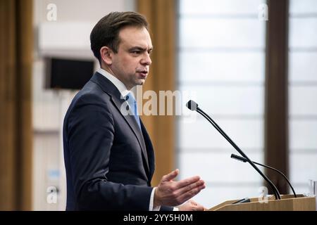 Andrzej Domanski, ministro delle Finanze polacco, parla a una conferenza stampa. Si è tenuta una conferenza stampa presso il Ministero delle Finanze di Varsavia con la partecipazione del ministro delle Finanze Andrzej Domanski, durante la quale il ministro Domanski ha presentato le priorità del ministero delle Finanze per quanto riguarda la Presidenza polacca del Consiglio d'Europa dell'UE, che avrà inizio il 1° gennaio 2025. (Foto di Attila Husejnow / SOPA Images/Sipa USA) Foto Stock