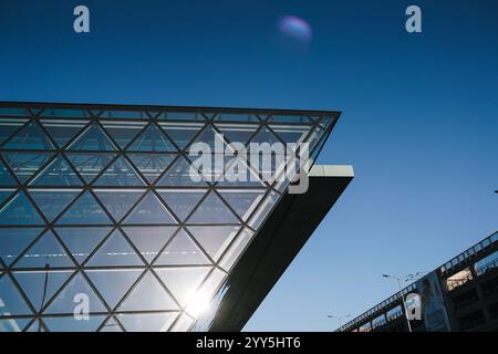 Foto rilavorata del muro della facciata in vetro. Frammento di architettura moderna astratta con pattern geometrico di rettangoli. Vetri strutturali di alta tecnologia Foto Stock