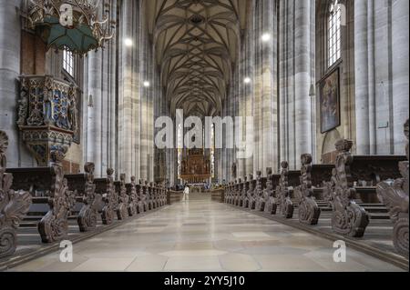 Interno con volta a rete e altare maggiore nella sala tardo gotica della chiesa di San Giorgio, Dinkelsbuehl, Baviera, Germania, Europa Foto Stock