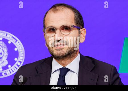 Roma, Italia. 19 dicembre 2024. Il sottosegretario alla salute Marcello Gemmato a Palazzo Chigi durante la conferenza stampa sul riparto dei fondi Cipess per il servizio sanitario nazionale nell'anno 2024, Roma, Gioved&#xec; 19 dicembre 2024 (foto Roberto Monaldo/LaPresse) Sottosegretario alla salute Marcello Gemmato a Palazzo Chigi durante la conferenza stampa sulla distribuzione dei fondi Cipess per il servizio sanitario Nazionale nell'anno 2024, Roma, giovedì 19 dicembre 2024 (foto by Roberto Presse) Foto Stock