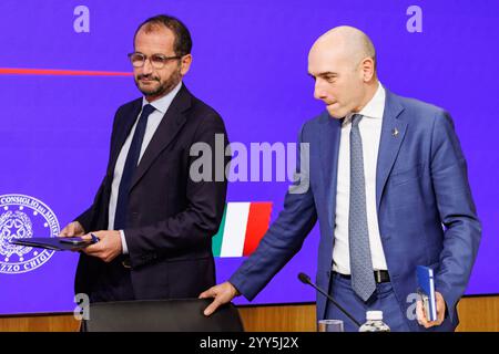 Il sottosegretario alla salute Marcello Gemmato e il sottosegretario alla presidenza del Consiglio Alessandro Morelli a Palazzo Chigi durante la conferenza stampa sul riparto dei fondi Cipess per il servizio sanitario nazionale nell'anno 2024, Roma, Gioved&#xec; 19 dicembre 2024 (foto Roberto Monaldo/LaPresse) Sottosegretario alla Sanità Marcello Gemmato e Sottosegretario alla Presidenza del Consiglio Alessandro Morelli a Palazzo Chigi durante la conferenza stampa sulla distribuzione dei fondi Cipess per il servizio sanitario Nazionale nell'anno 2024, Roma, giovedì 19 dicembre 2024 (foto b Foto Stock