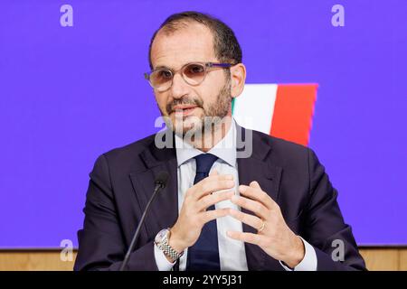 Roma, Italia. 19 dicembre 2024. Il sottosegretario alla salute Marcello Gemmato a Palazzo Chigi durante la conferenza stampa sul riparto dei fondi Cipess per il servizio sanitario nazionale nell'anno 2024, Roma, Gioved&#xec; 19 dicembre 2024 (foto Roberto Monaldo/LaPresse) Sottosegretario alla salute Marcello Gemmato a Palazzo Chigi durante la conferenza stampa sulla distribuzione dei fondi Cipess per il servizio sanitario Nazionale nell'anno 2024, Roma, giovedì 19 dicembre 2024 (foto by Roberto Presse) Foto Stock