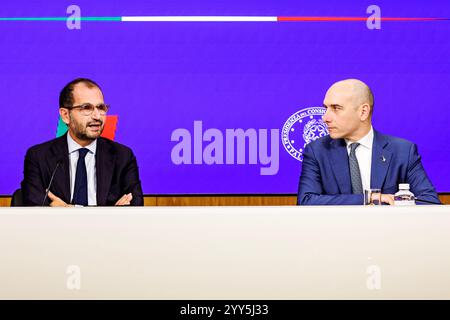 Il sottosegretario alla salute Marcello Gemmato e il sottosegretario alla presidenza del Consiglio Alessandro Morelli a Palazzo Chigi durante la conferenza stampa sul riparto dei fondi Cipess per il servizio sanitario nazionale nell'anno 2024, Roma, Gioved&#xec; 19 dicembre 2024 (foto Roberto Monaldo/LaPresse) Sottosegretario alla Sanità Marcello Gemmato e Sottosegretario alla Presidenza del Consiglio Alessandro Morelli a Palazzo Chigi durante la conferenza stampa sulla distribuzione dei fondi Cipess per il servizio sanitario Nazionale nell'anno 2024, Roma, giovedì 19 dicembre 2024 (foto b Foto Stock