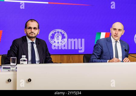 Il sottosegretario alla salute Marcello Gemmato e il sottosegretario alla presidenza del Consiglio Alessandro Morelli a Palazzo Chigi durante la conferenza stampa sul riparto dei fondi Cipess per il servizio sanitario nazionale nell'anno 2024, Roma, Gioved&#xec; 19 dicembre 2024 (foto Roberto Monaldo/LaPresse) Sottosegretario alla Sanità Marcello Gemmato e Sottosegretario alla Presidenza del Consiglio Alessandro Morelli a Palazzo Chigi durante la conferenza stampa sulla distribuzione dei fondi Cipess per il servizio sanitario Nazionale nell'anno 2024, Roma, giovedì 19 dicembre 2024 (foto b Foto Stock