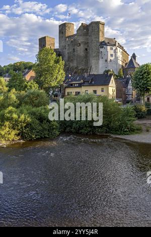 Castello Runkel, castello in cima alla collina dell'alto Medioevo, rovine, chiesa protestante, centro storico, fiume Lahn, Runkel an der Lahn, Limburgo-Weilburg Foto Stock