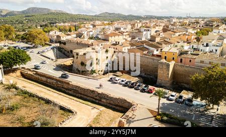 Le mura medievali della città di Alcudia, Mallorca, Spagna. Fotografia aerea. Foto Stock